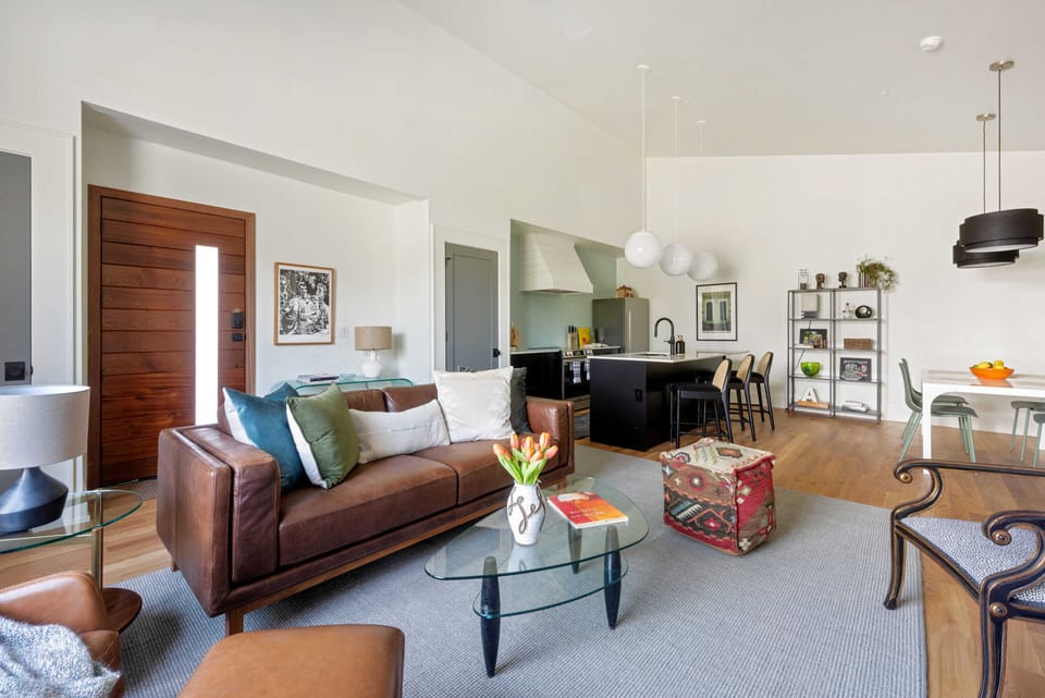 10 Living Room & Kitchen