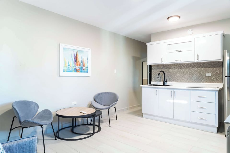 Kitchenette & Lounge Area