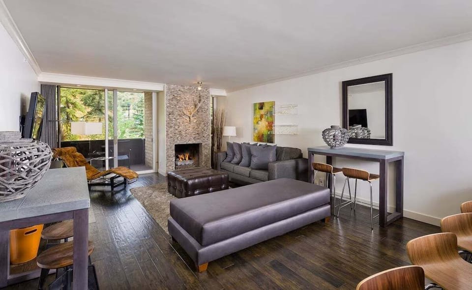 Mountainside or Valleyside 1BD - Assigned at check-in, layout, decor and bedding vary