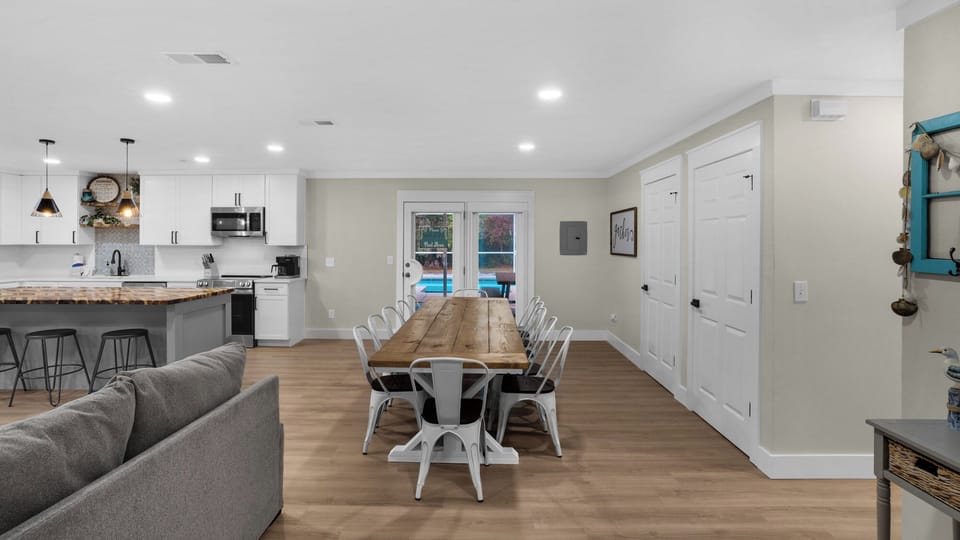 18 Initial Ln: Dining area