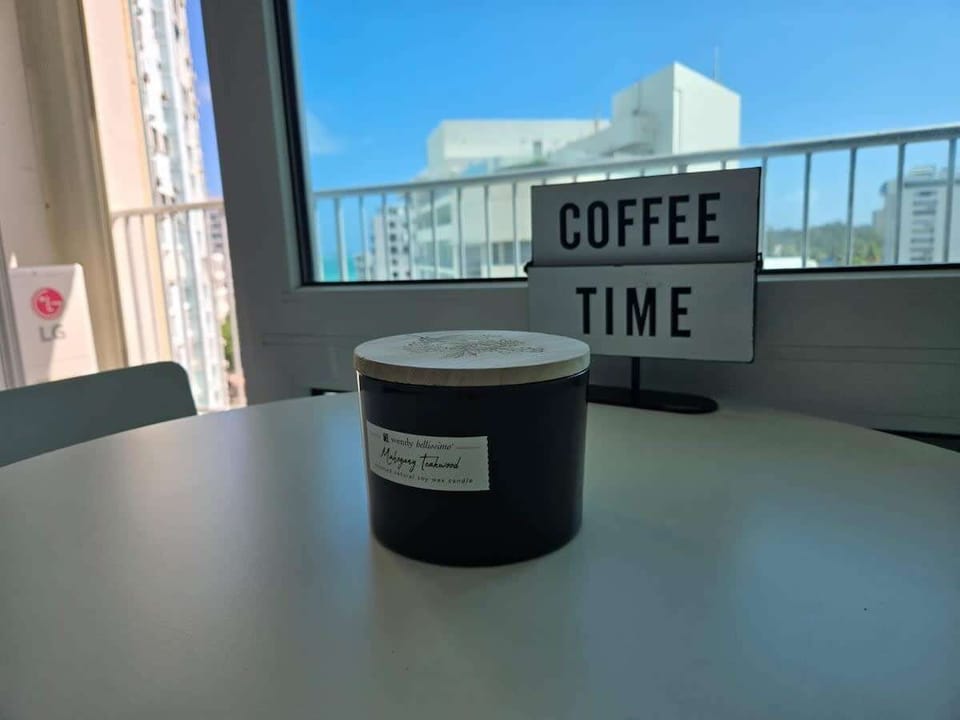 Dining nook – Start your mornings with island vibes and a fresh brew at this cozy spot with a view.