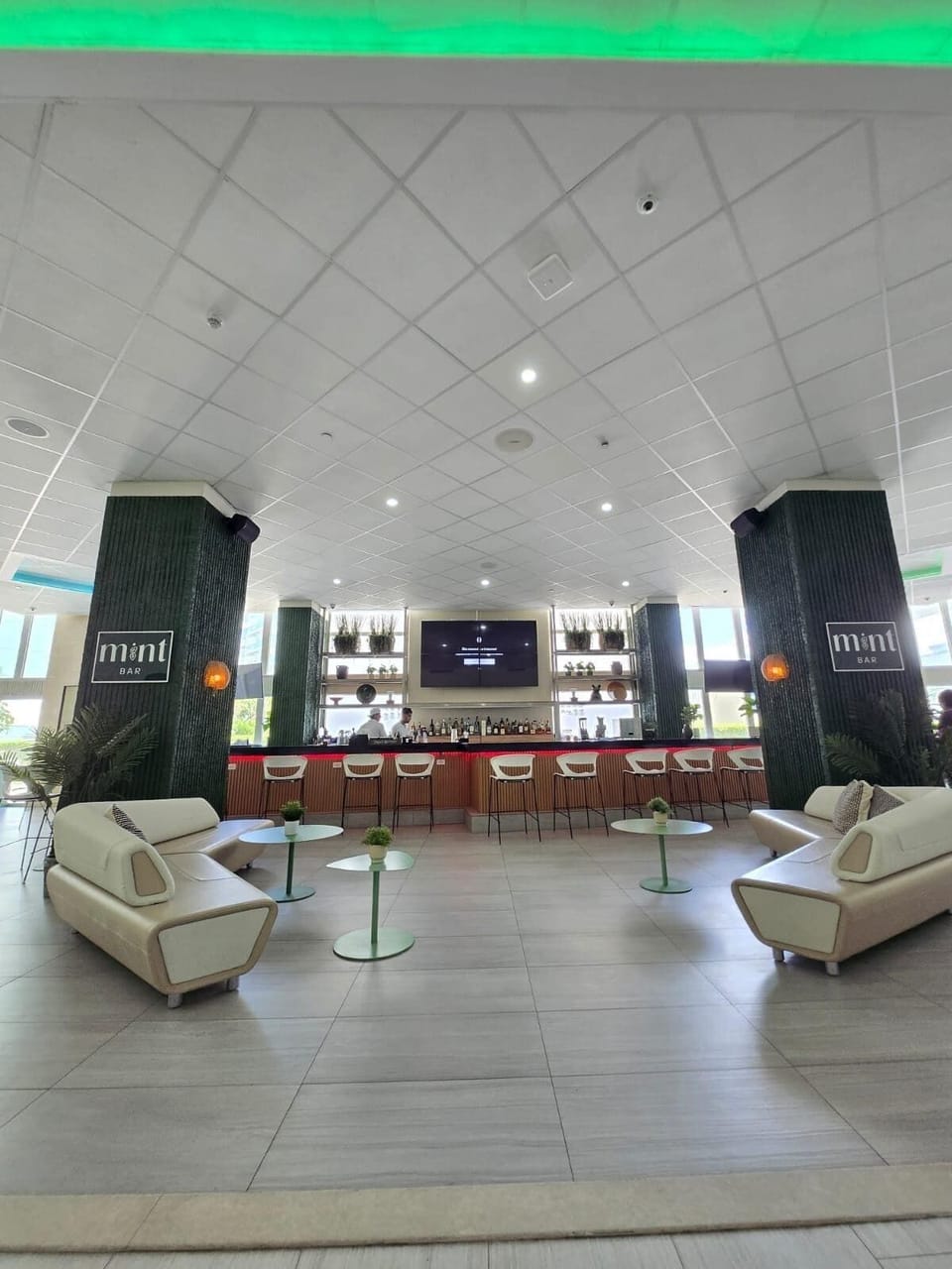 Lobby Bar – Sip, relax, and unwind in this sleek and modern lobby lounge, perfect for pre-dinner cocktails or casual conversations.