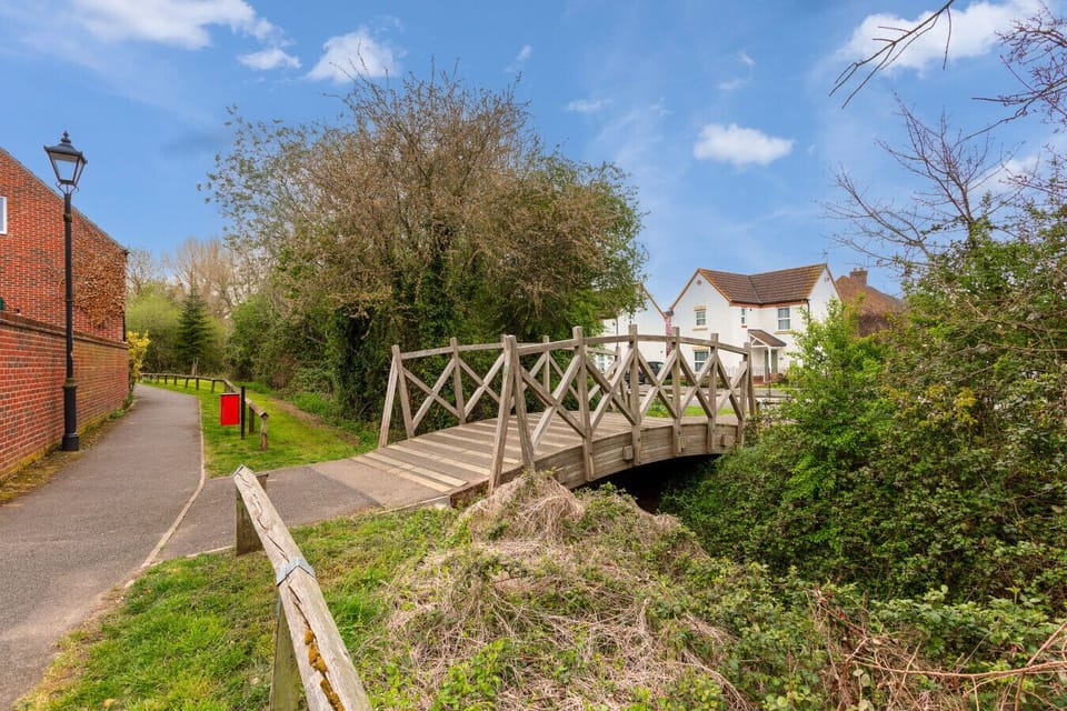 The area is surrounded by plenty of green spaces, offering a peaceful setting and the perfect spot for walks and outdoor relaxation.
