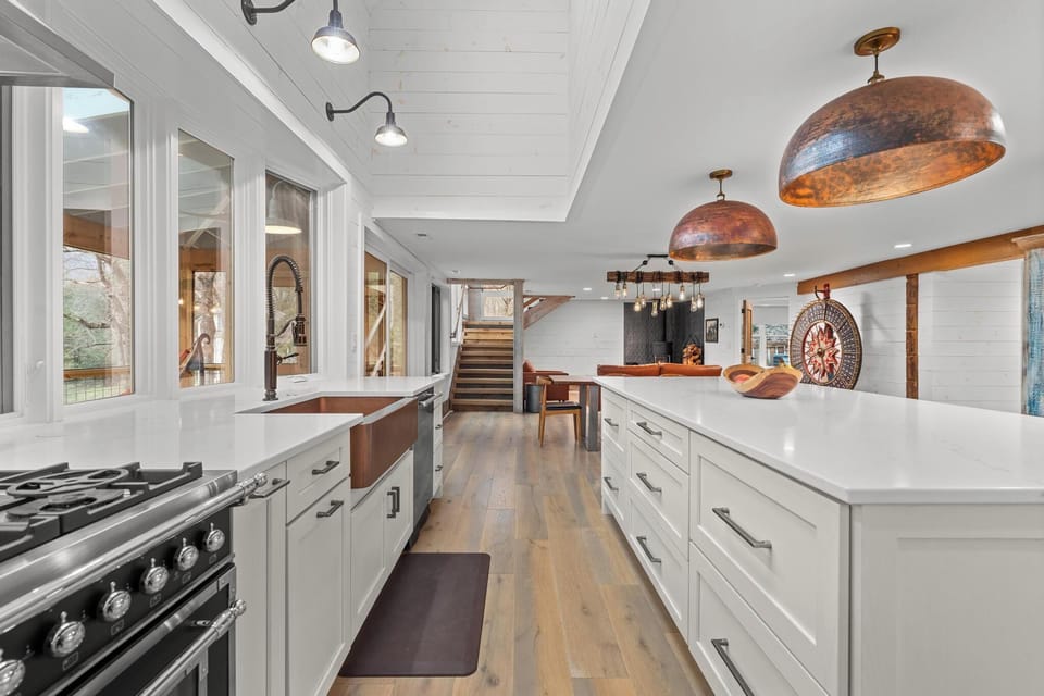 Airy gourmet kitchen w/ 18 ft ceiling