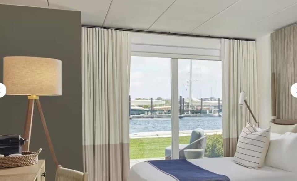 Lounge by the sliding doors and feel the ocean breeze.