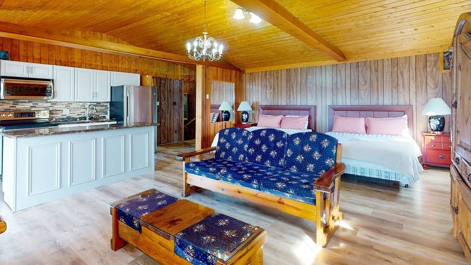6th bedroom with two queen size beds and kitchen