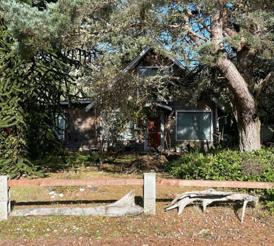 Private Tree-lined cottage.