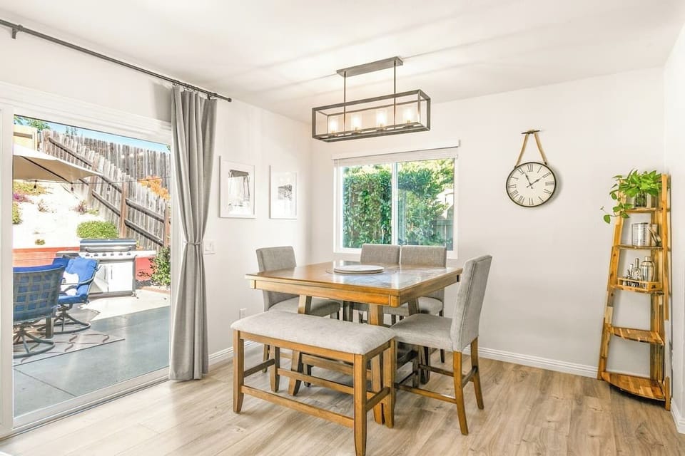 Dining room table with seating for 6 people. 