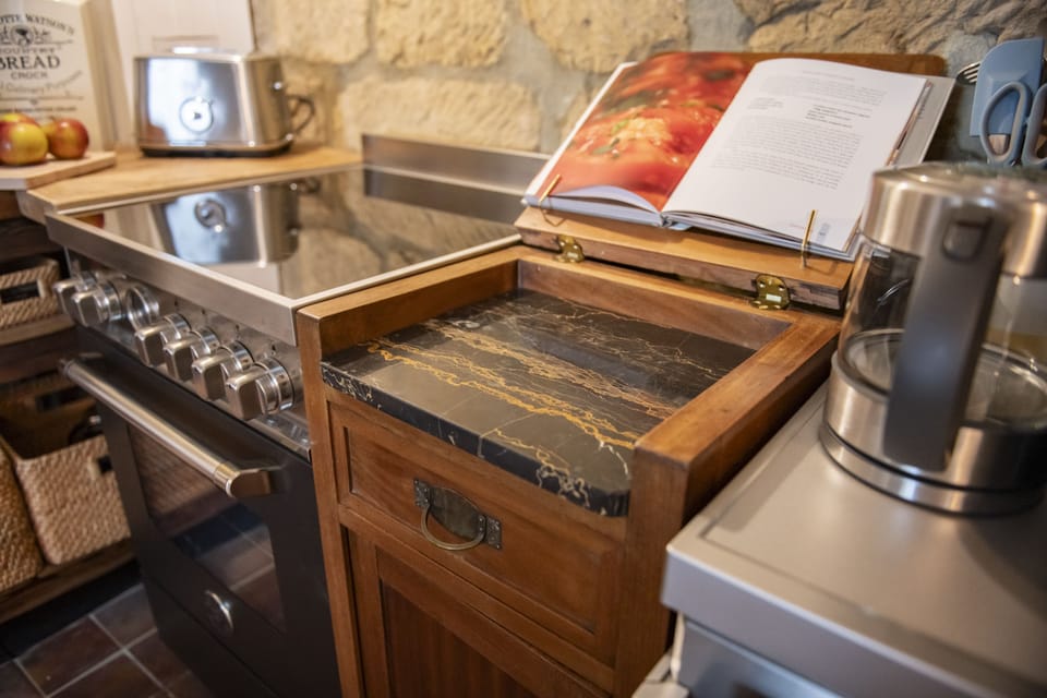 Ground floor: Bespoke kitchen with traditional features