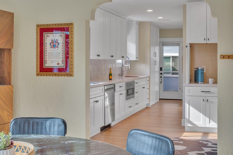 Modern Kitchen: Enjoy gourmet meals in this sleek, sunlit kitchen!