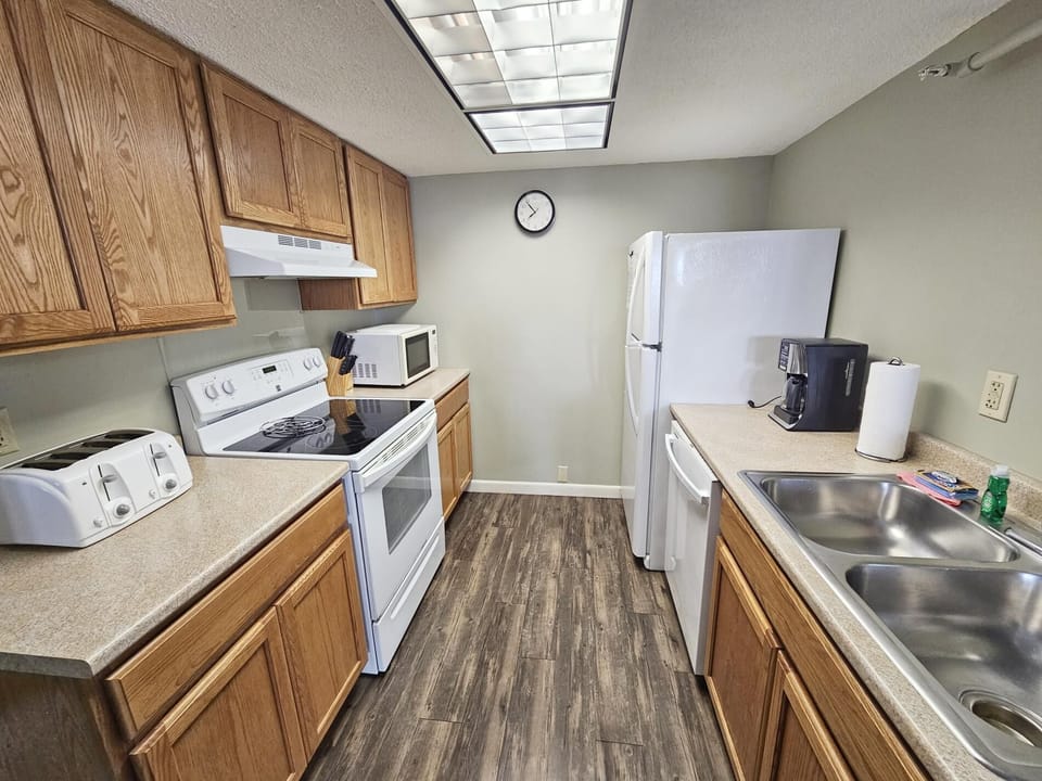 Mountainside Hideaway! Centrally Located 2BR Condo (5303)