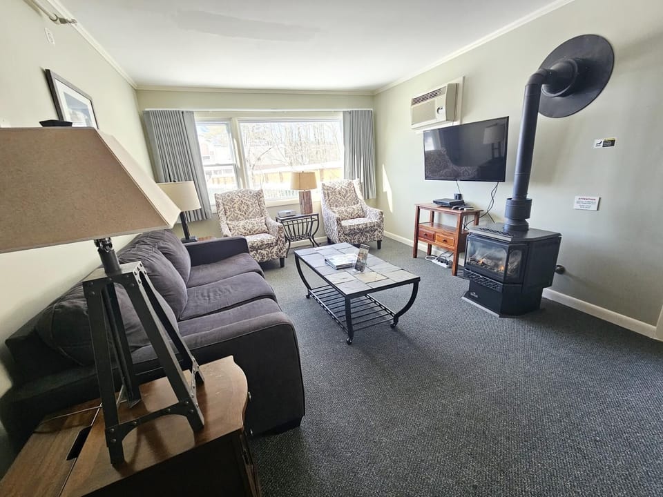 Mountainside Hideaway! Centrally Located 2BR Condo (5297)