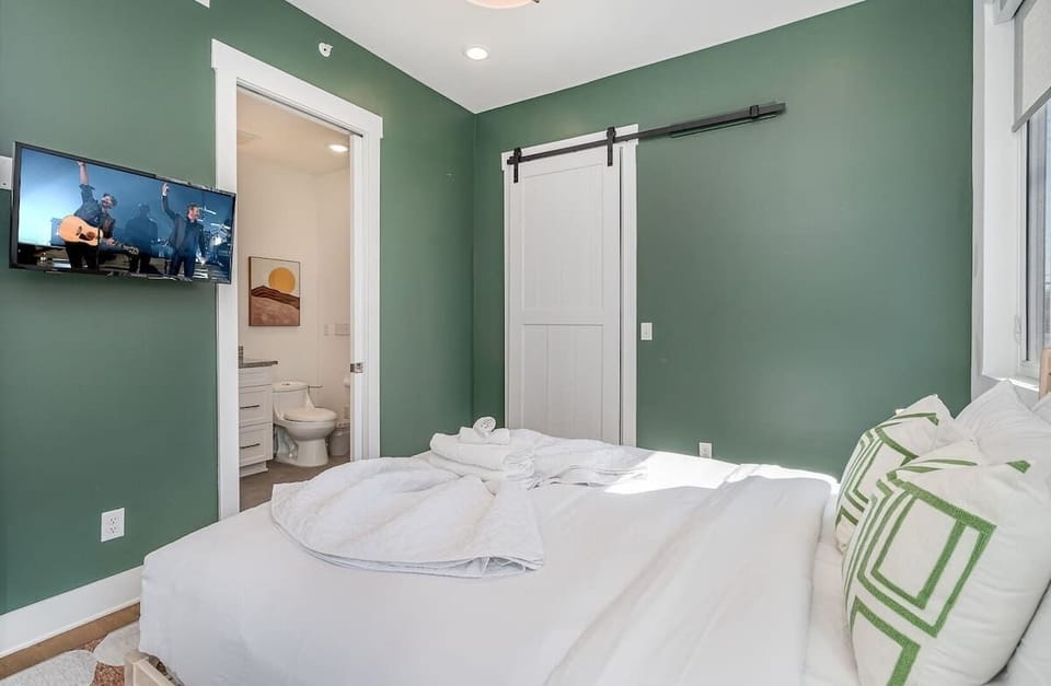 3rd bedroom with Queen bed, smart TV, closet space, and en-suite bathroom.