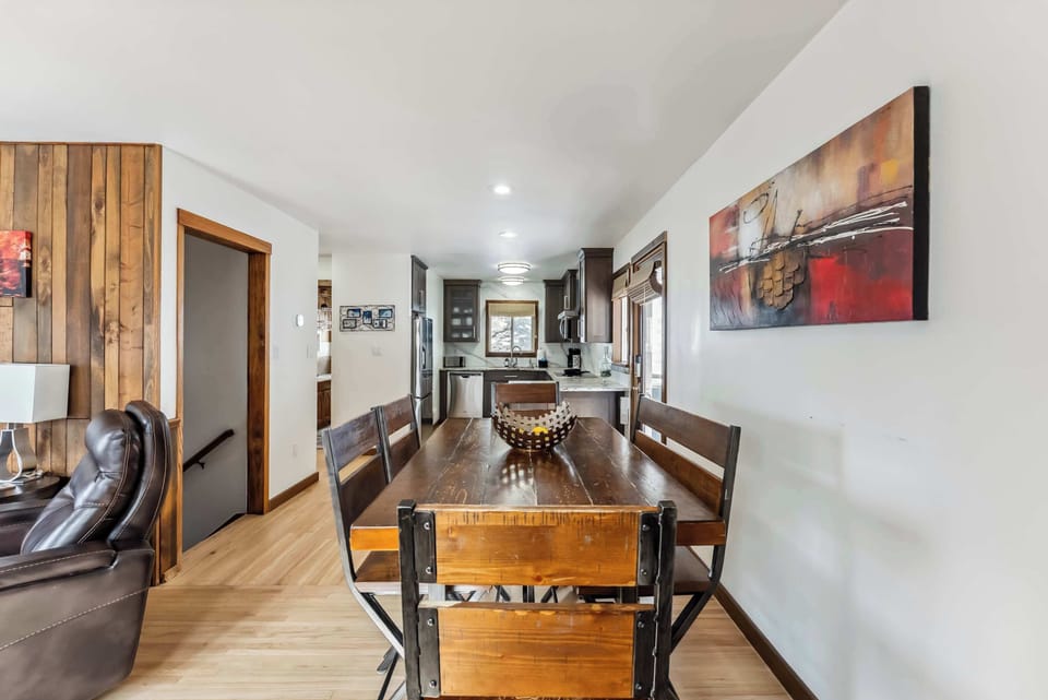 Dining area, seating for 6