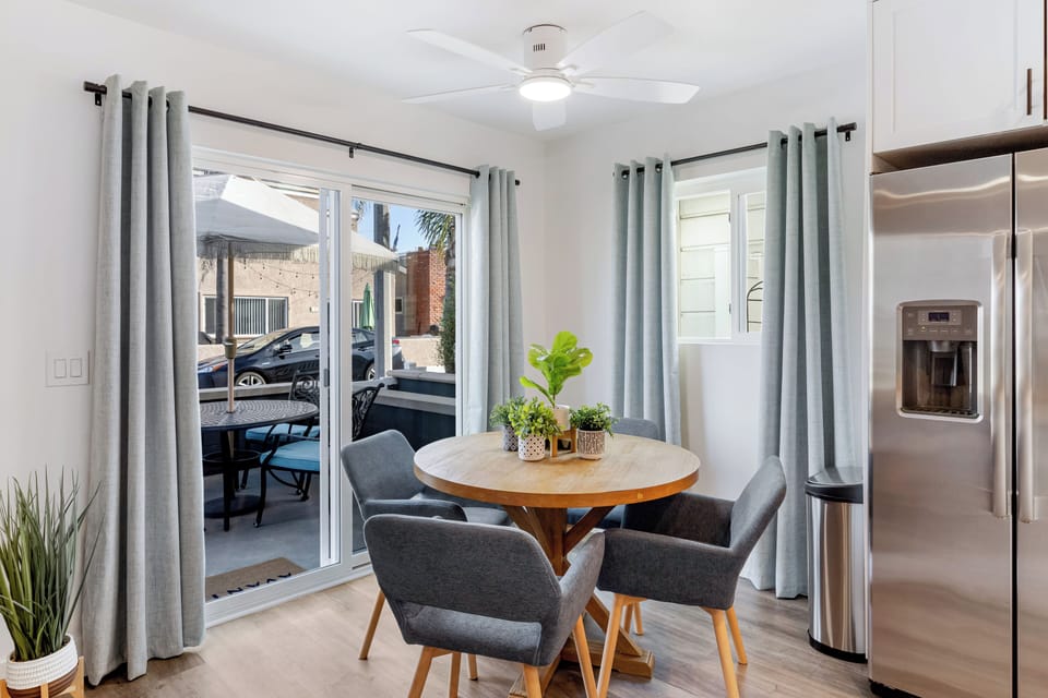 Round dining table (Unit A)