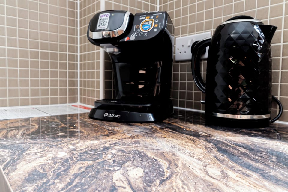 Start your mornings right with our easy-to-use kettle and coffee maker—perfect for a fresh brew or a quick cup of tea!
