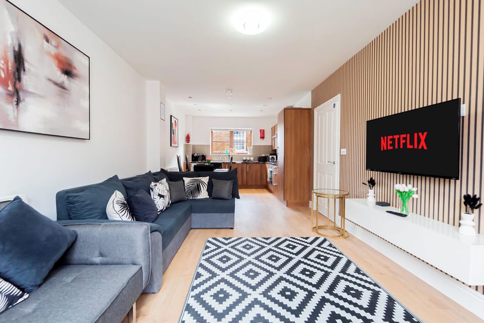 Large Lounge Kitchen with fast WiFi and smart TV