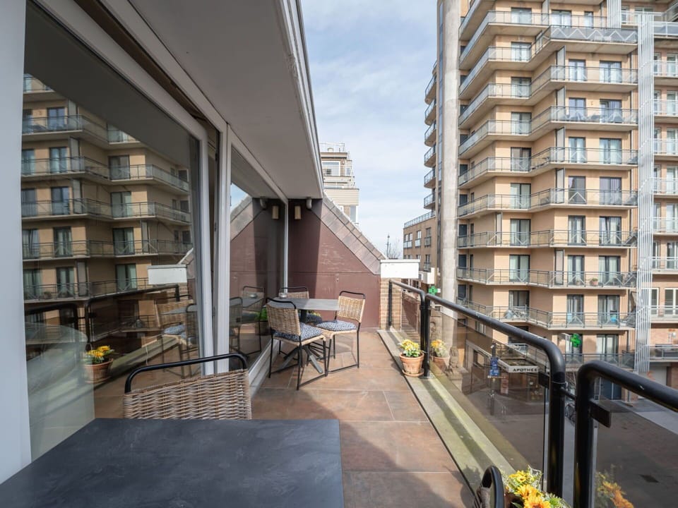Daytime, Building, Apartment, Residential Area, Neighbourhood, Architecture, Condominium, Balcony, Metropolitan Area