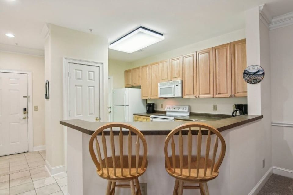 8 View from Breakfast Bar to Kitchen