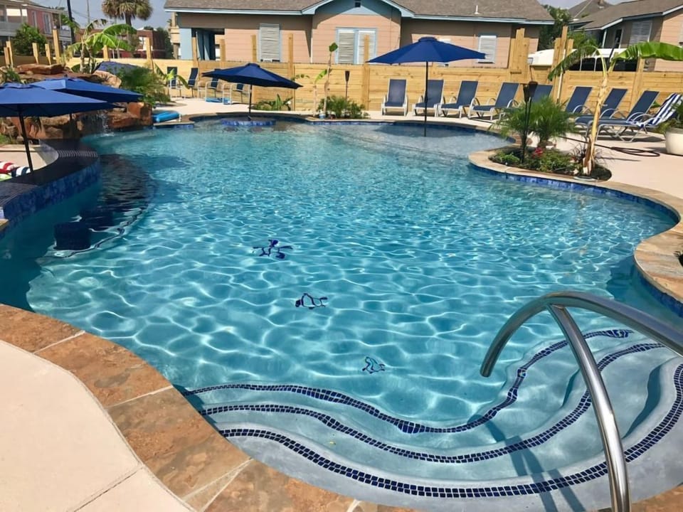 Resort style pool (heated during peak times) with separate hot tub for our guests use. Pool times may vary.