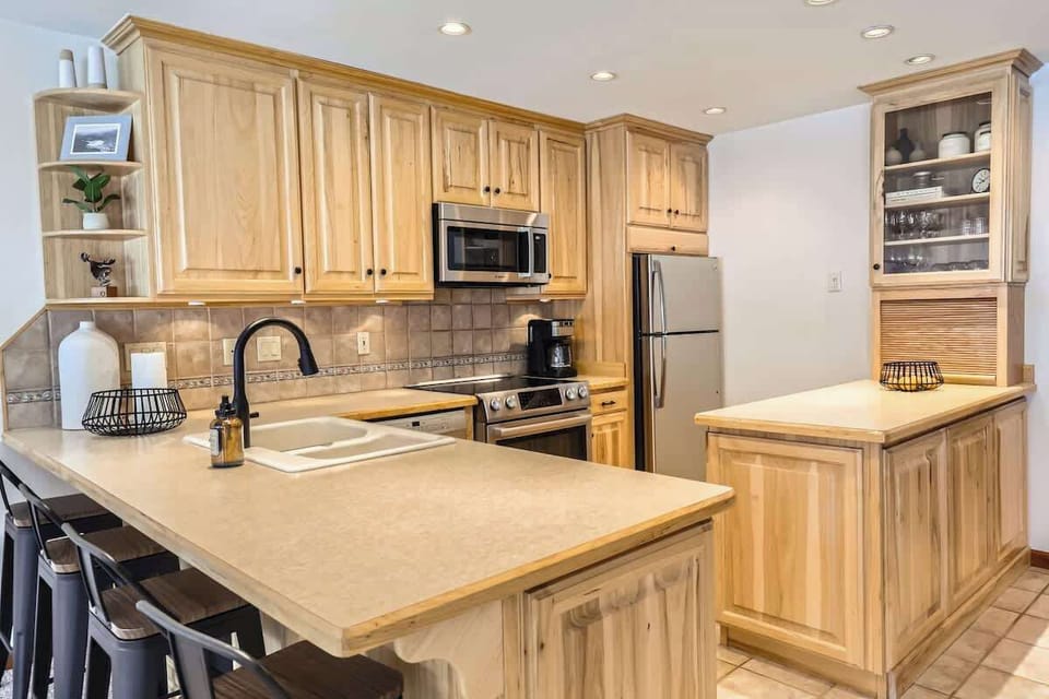 Great full kitchen for home cooking in between runs!