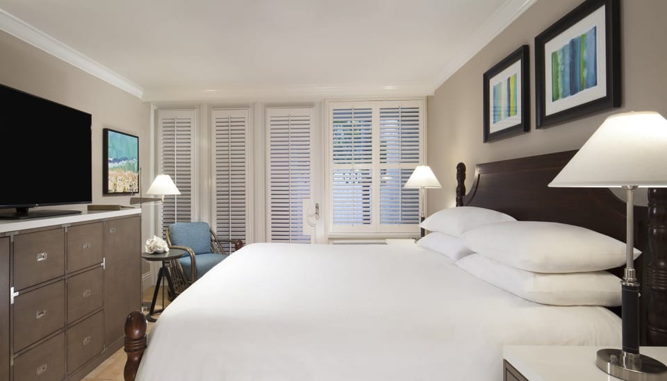 Stretch out in crisp linens with calming coastal-inspired décor.