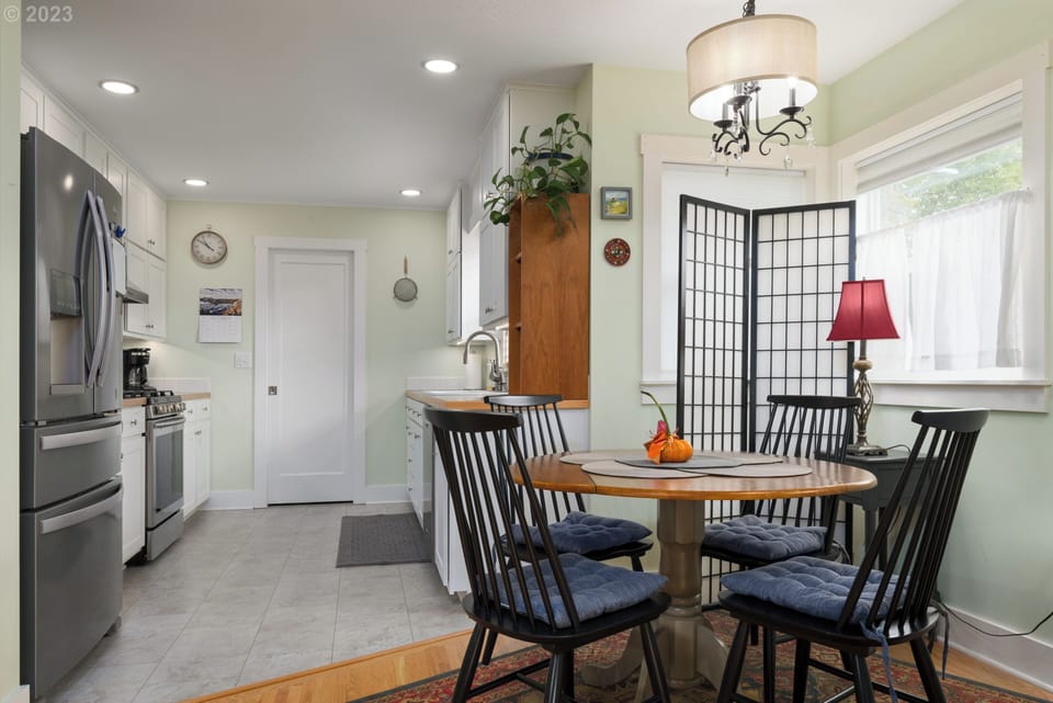 Dining area next to kitchen.
Whirlpool fridge - filtered water and ice dispenser