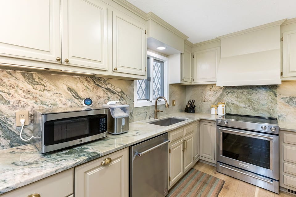 Luxury Kitchen with Top of The Line Appliances 