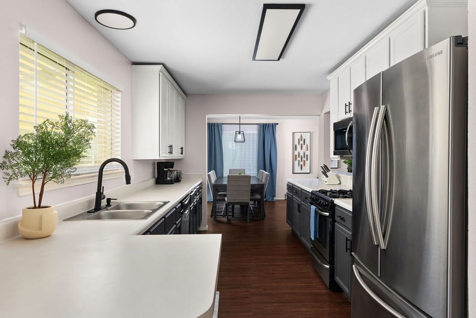 Open sight lines to the dining space.