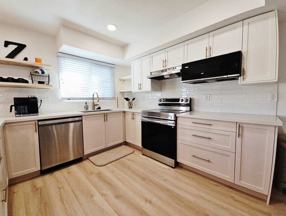 The airy, open kitchen offers ample space & every home comfort