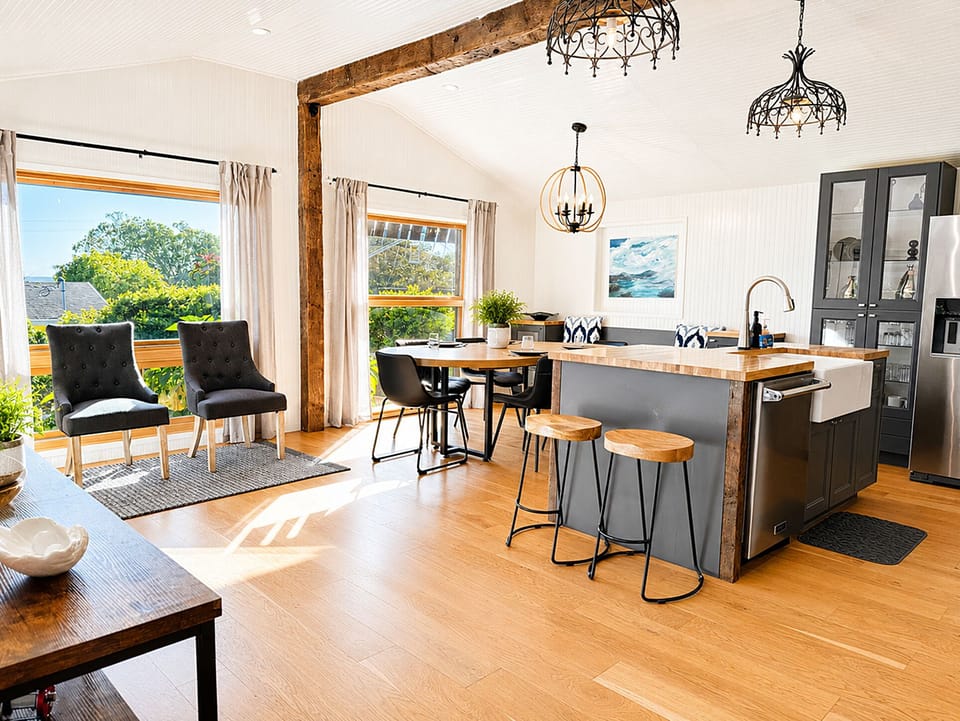 The kitchen & dining area are a great hang out space!