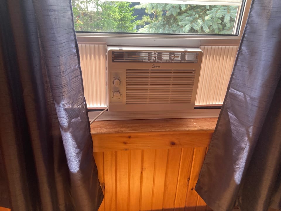 air conditioner in both upstairs bedrooms