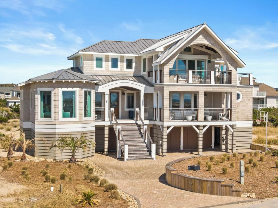 5 BR 6.5 BATH HOME STEPS FROM BEACH ACCESS ON SANDSPUR TRAIL
