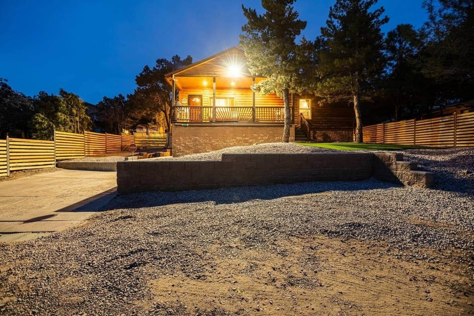 Gorgeous fenced home with amazing patio views of the Mogollon Rim! 