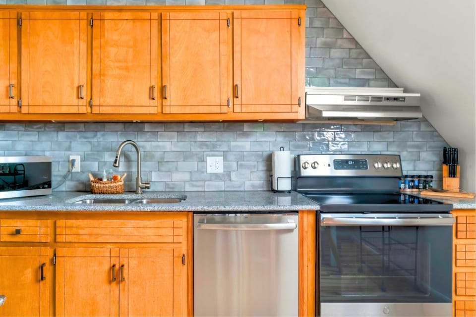 Cook up a storm in this bright and airy kitchen!