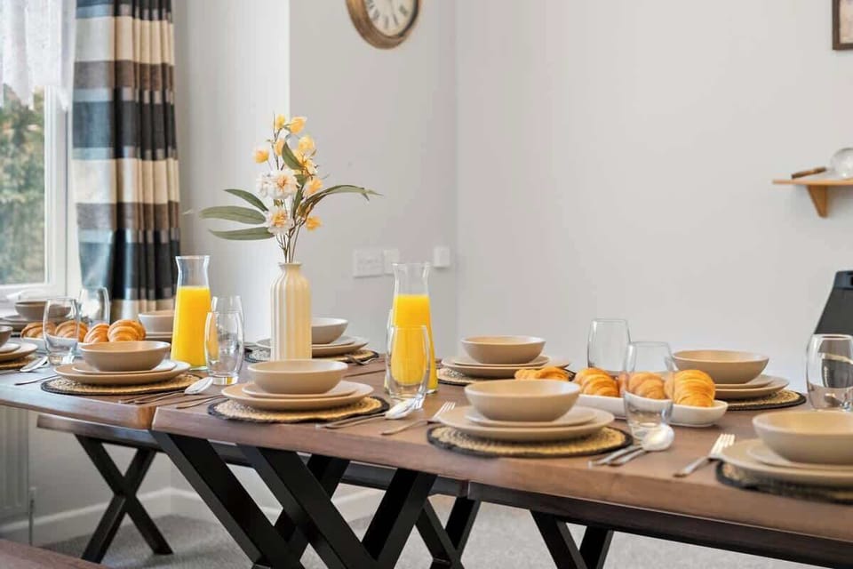 The it's provides a comfortable and inviting space to enjoy your meals, featuring a stylish table with enough seating for everyone. It’s perfect for everything from casual breakfasts to relaxed dinners, offering a cozy and practical setting.