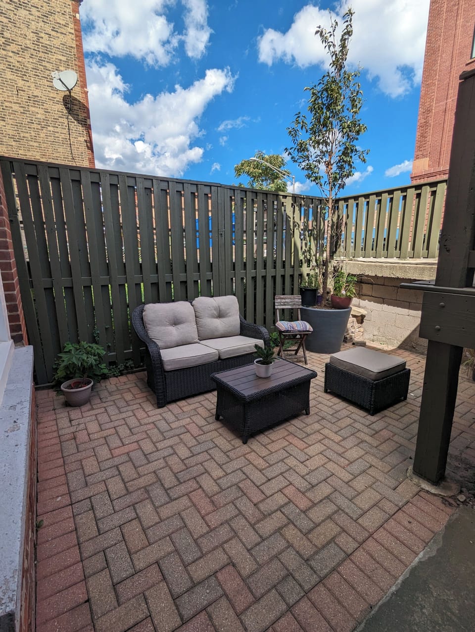 Garden Unit - outdoor patio (located in front)