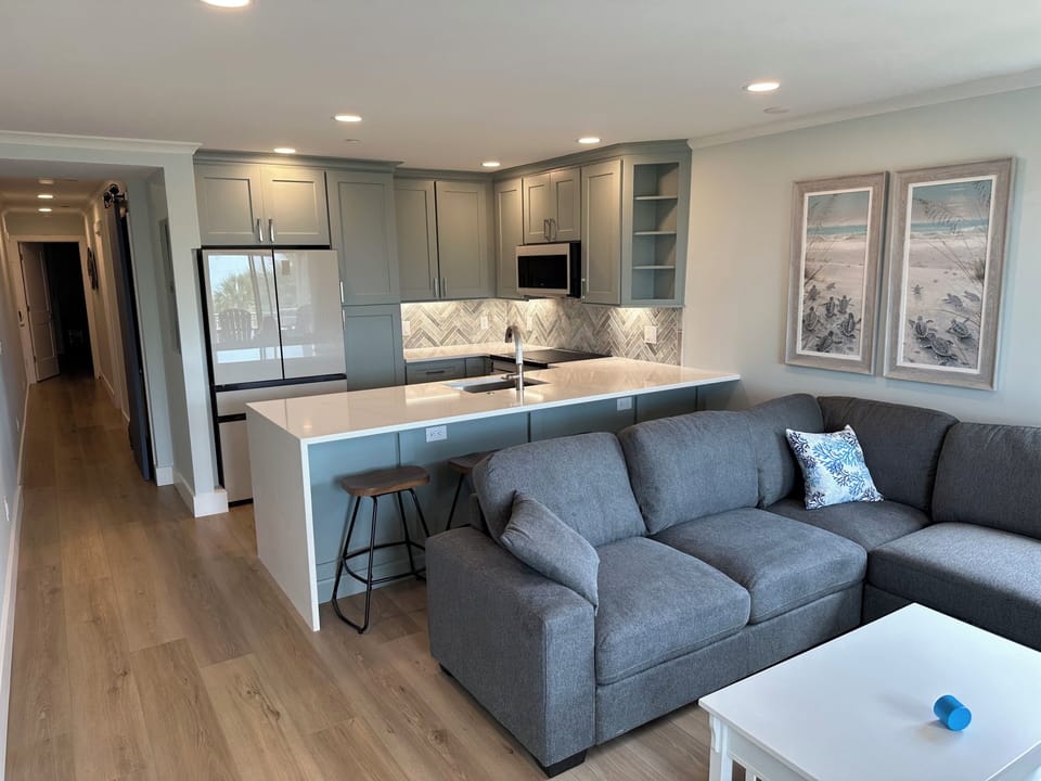 Kitchen/Living Area: Full Size Appliances, Sectional Sofa, Counter Bar Seating