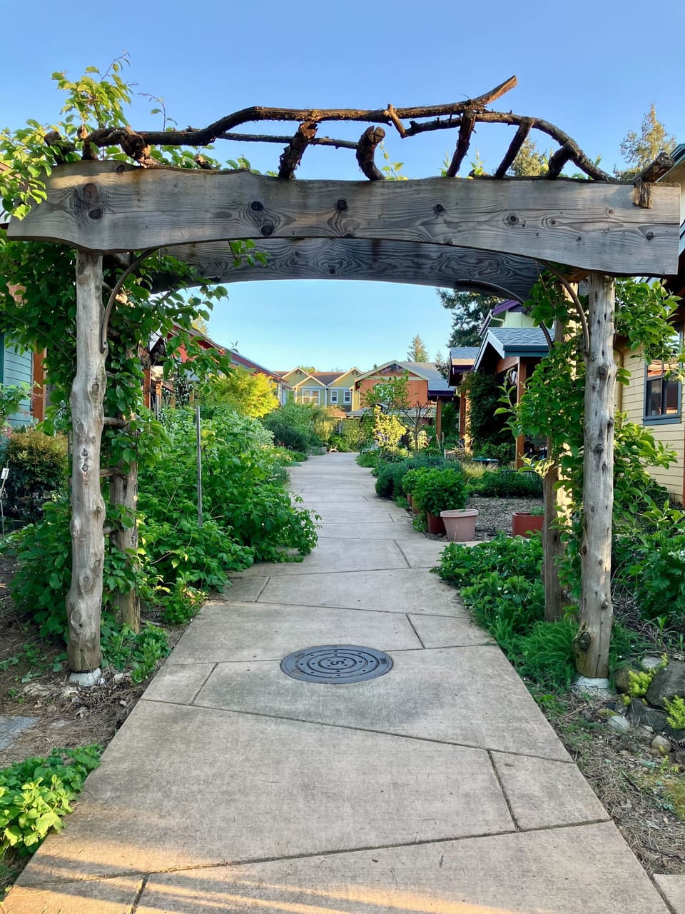 Arch at the north entrance to the community.