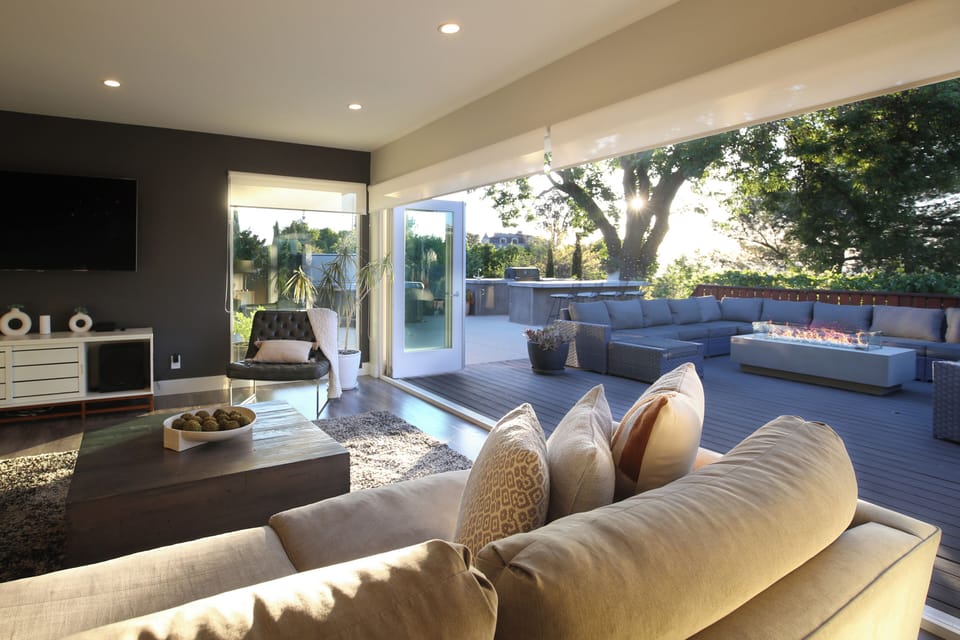 Open the entire space to the outside, creating a smooth, airy flow.