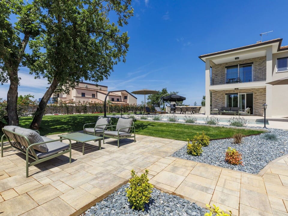 Residential Area, Home, Garden, Estate, Landscaping, Driveway, Flagstone, Walkway, Yard, Villa