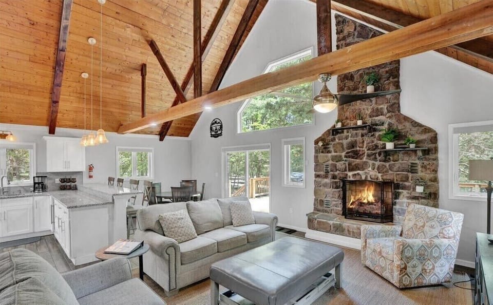 Cozy Meets Stunning
Vaulted ceilings, a stone fireplace, and soft-toned furniture create a dreamy mountain-style living room.