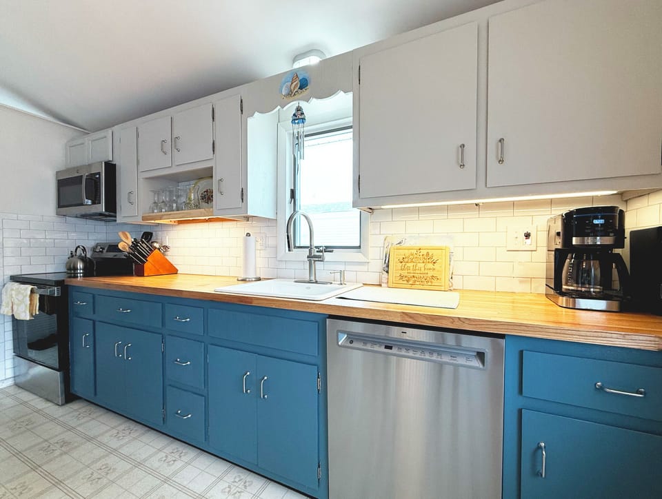 Newly updated kitchen with all the amenities you could need!