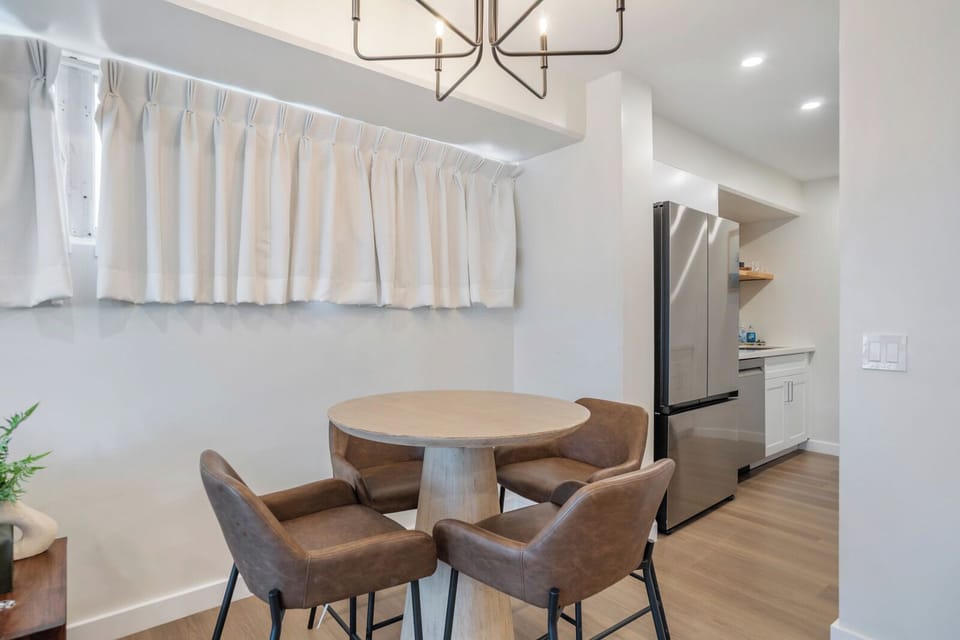 Dining Area - Enjoy casual breakfasts or family dinners in this bright dining nook, conveniently located beside the kitchen; perfect for relaxed, easy island living in Waikiki.