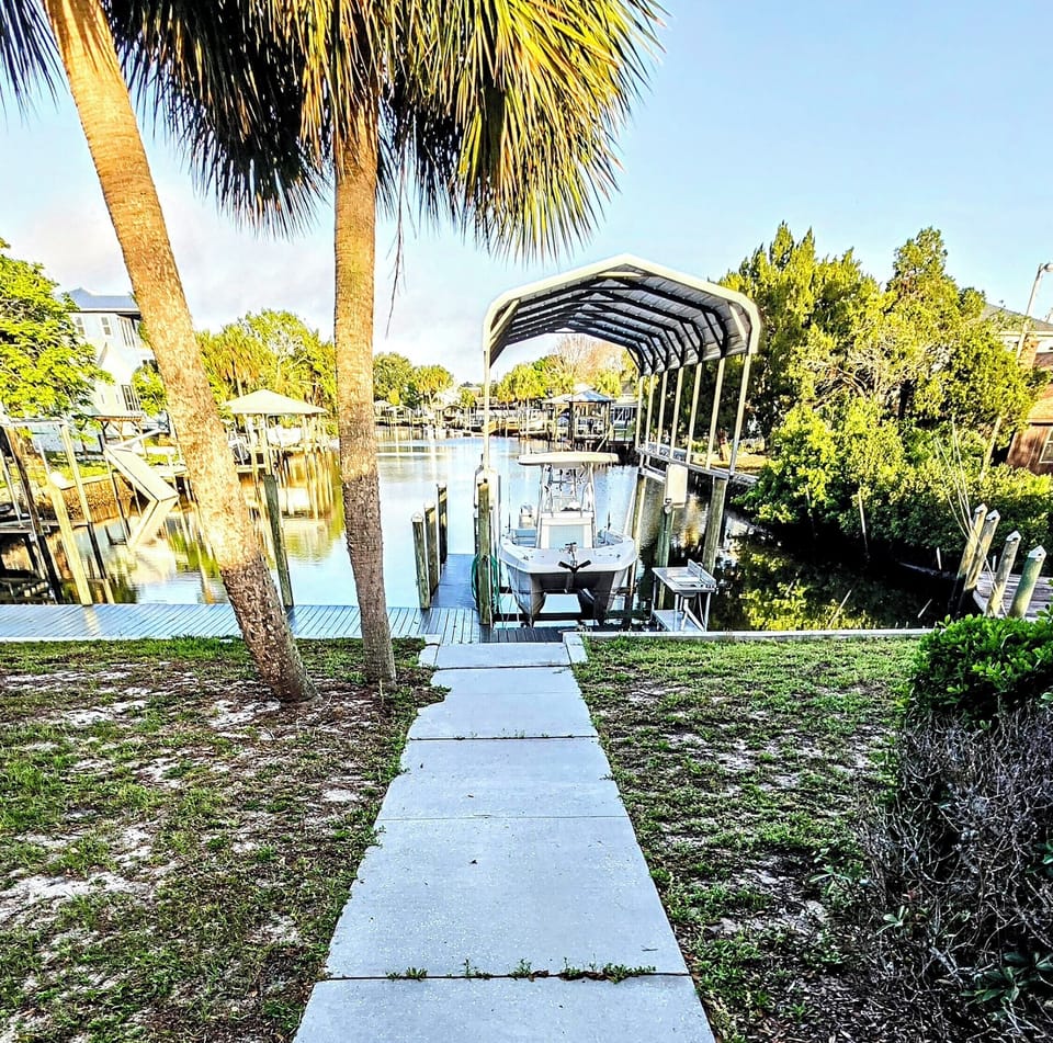 Boat lift for use on canal that leads to Crystal River 