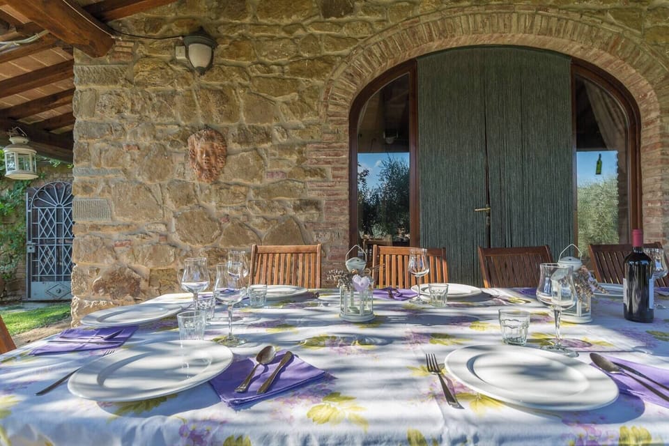 Outdoor dining area (1)