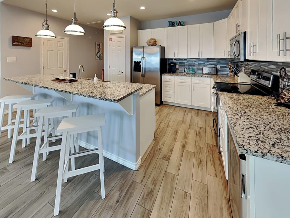 Full Size Kitchen with Breakfast Bar