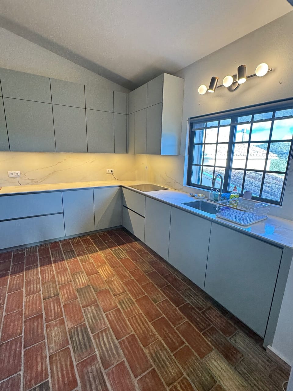 Newly renovated full kitchen
