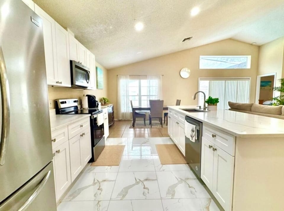 Fully equipped Kitchen (2)