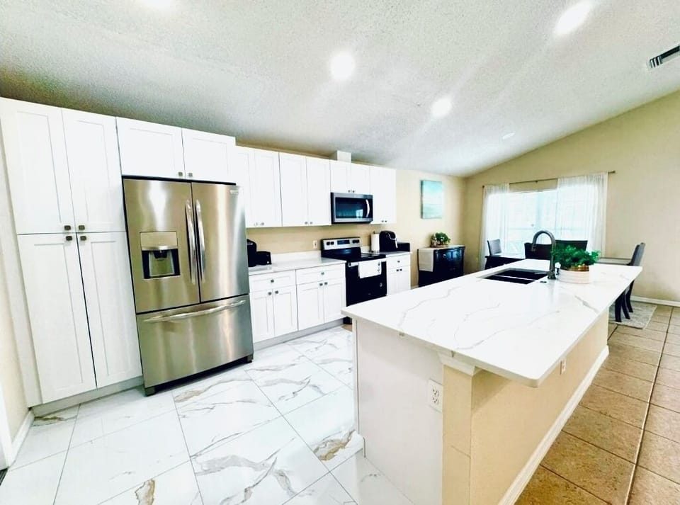 Fully equipped Kitchen (1)